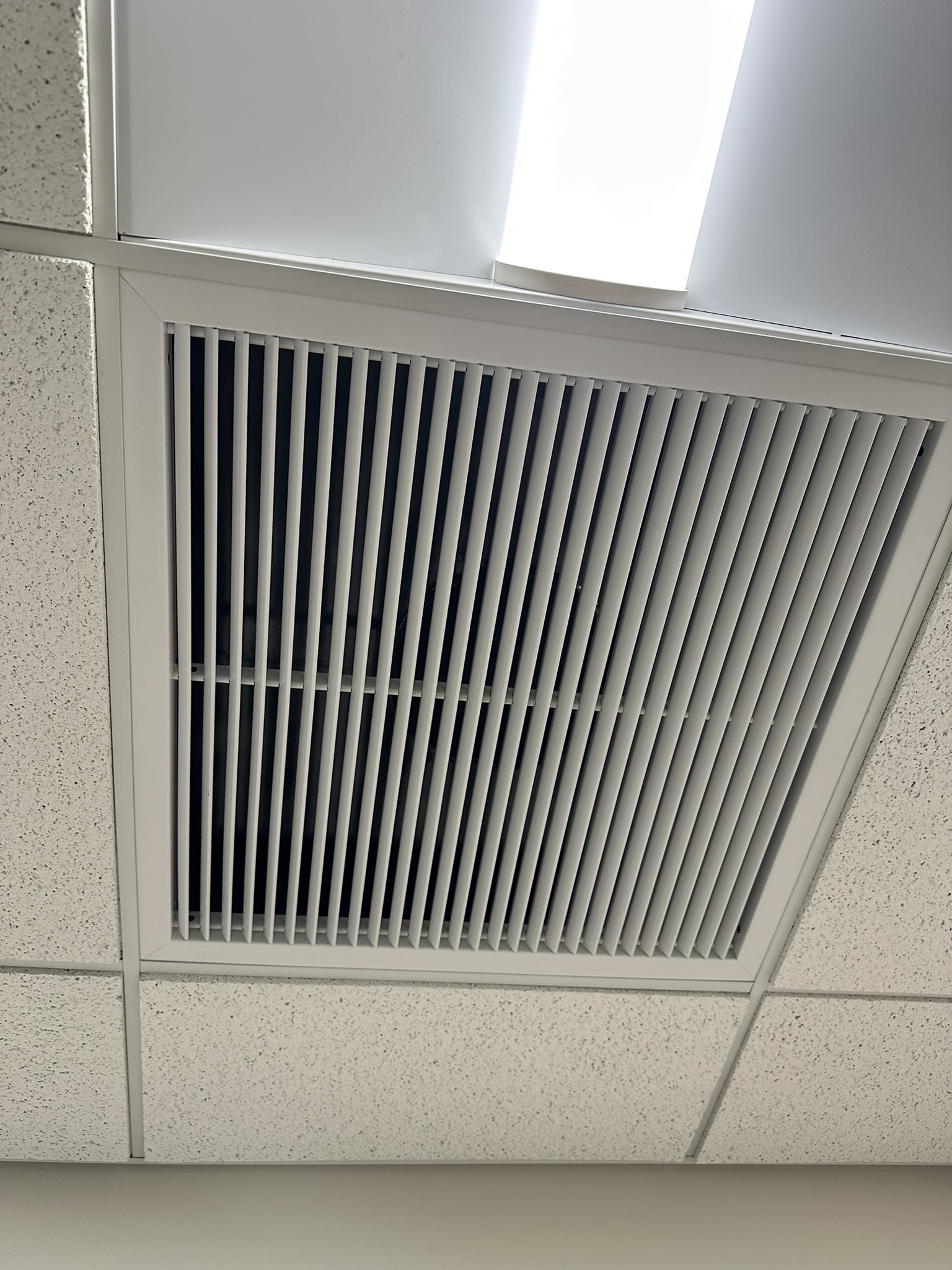 Ceiling return vent included in high-dusting inspection