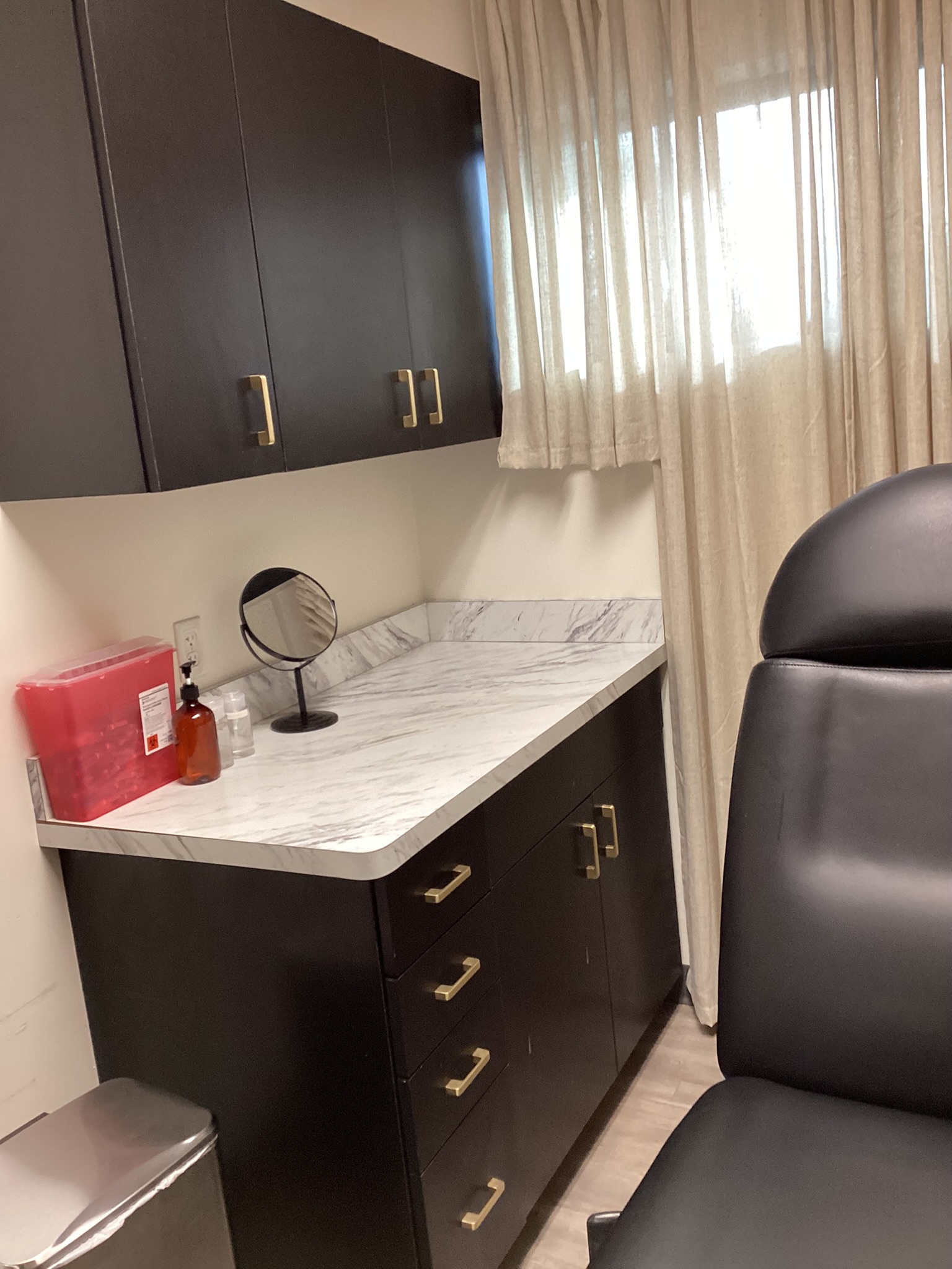 Treatment room counter and cabinet cleaning in aesthetic clinic