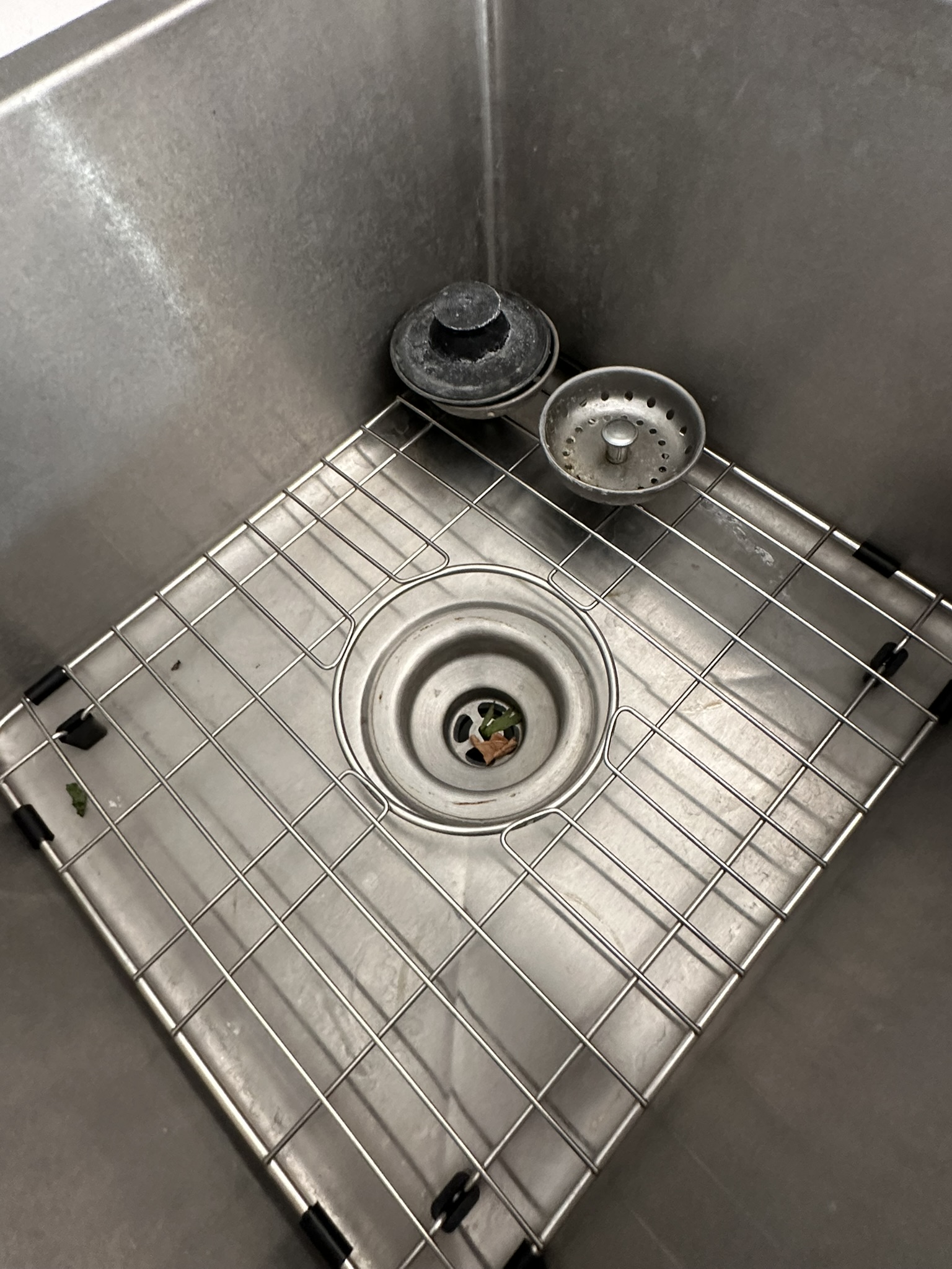 Sink before detailed cleaning